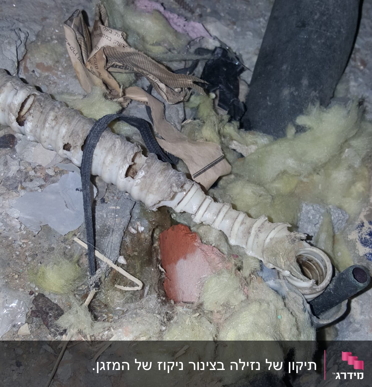 צינור פלסטיק שבור עם בידוד צהוב על רצפה